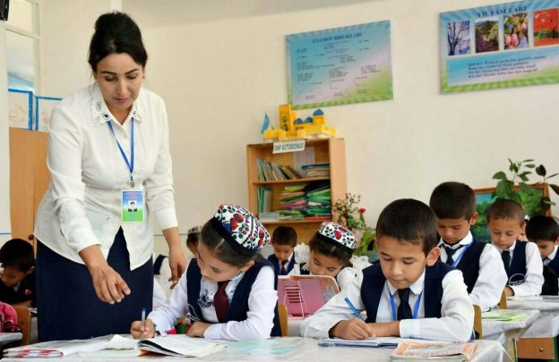 Maktablarda dars taqsimoti direktor tomonidan emas, balki pedagogik kengash tomonidan taqsimlanadi.