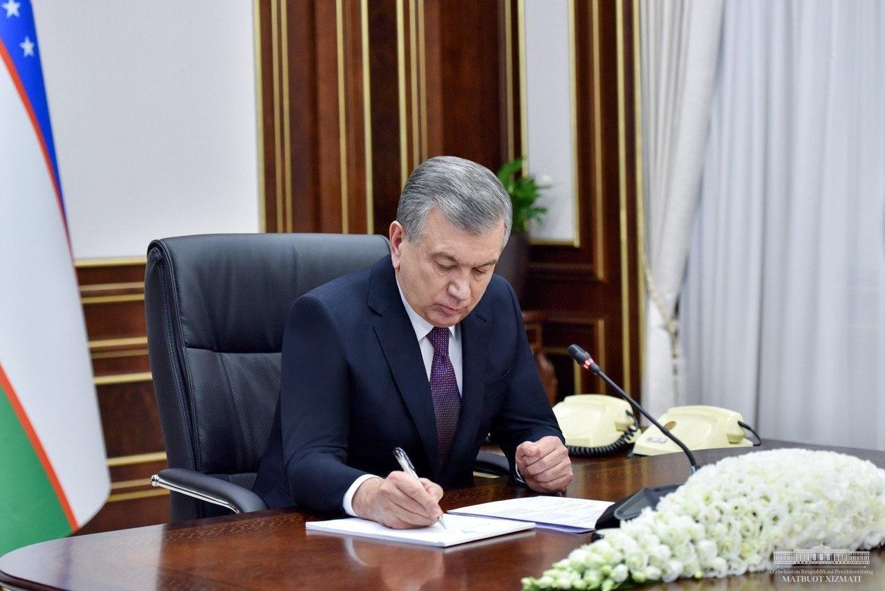 Мирзиёев наградил группу работников сферы образования