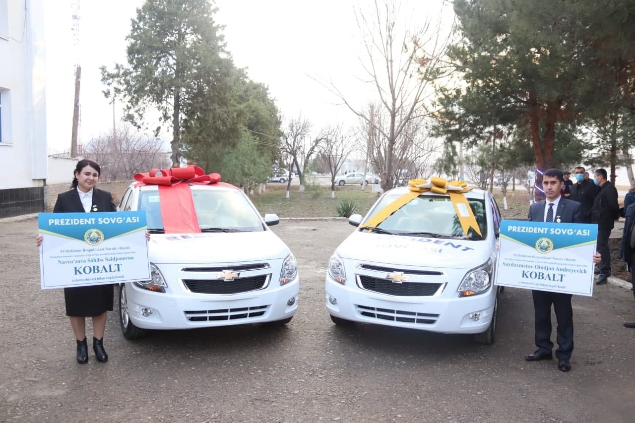 Навоий вилоятида икки нафар ўқитувчига Cobalt автомобили совға қилинди