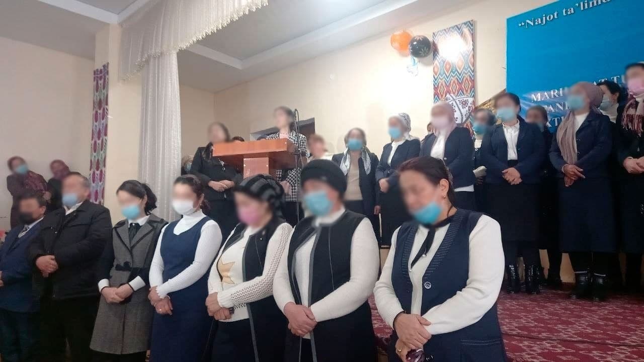    Навбатдаги «Андижонча тажриба»: Марҳаматда ўқитувчилар ота-оналар қаршисида узр сўрашди