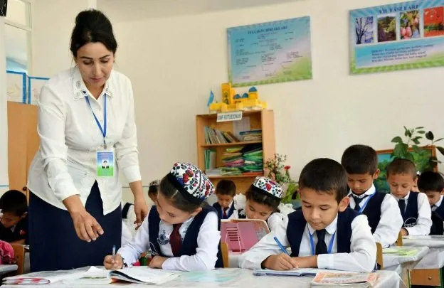 Maktablarda dars taqsimoti direktor tomonidan emas, balki pedagogik kengash tomonidan taqsimlanadi.