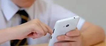 ЧТО НУЖНО ДЕЛАТЬ, ЕСЛИ УЧЕНИК ПОЛЬЗУЕТСЯ ТЕЛЕФОНОМ В ШКОЛЕ?‌‌