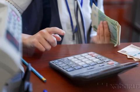 Как рассчитывается сумма финансовой помощи? Из зарплаты или уроков?‌‌